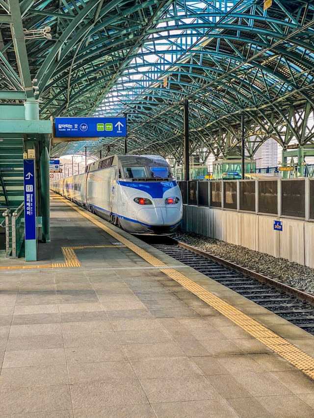 KTX 열차가 역으로 들어오는 순간