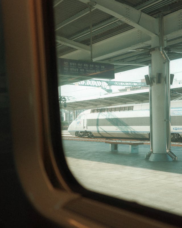 기차 창문 밖 KTX